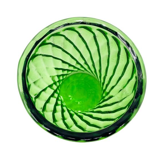 Vintage Emerald Green Swirl Glass Vase 8" Tall Scallop Edge Garden Florist MCM 0 - Picture 2 of 4